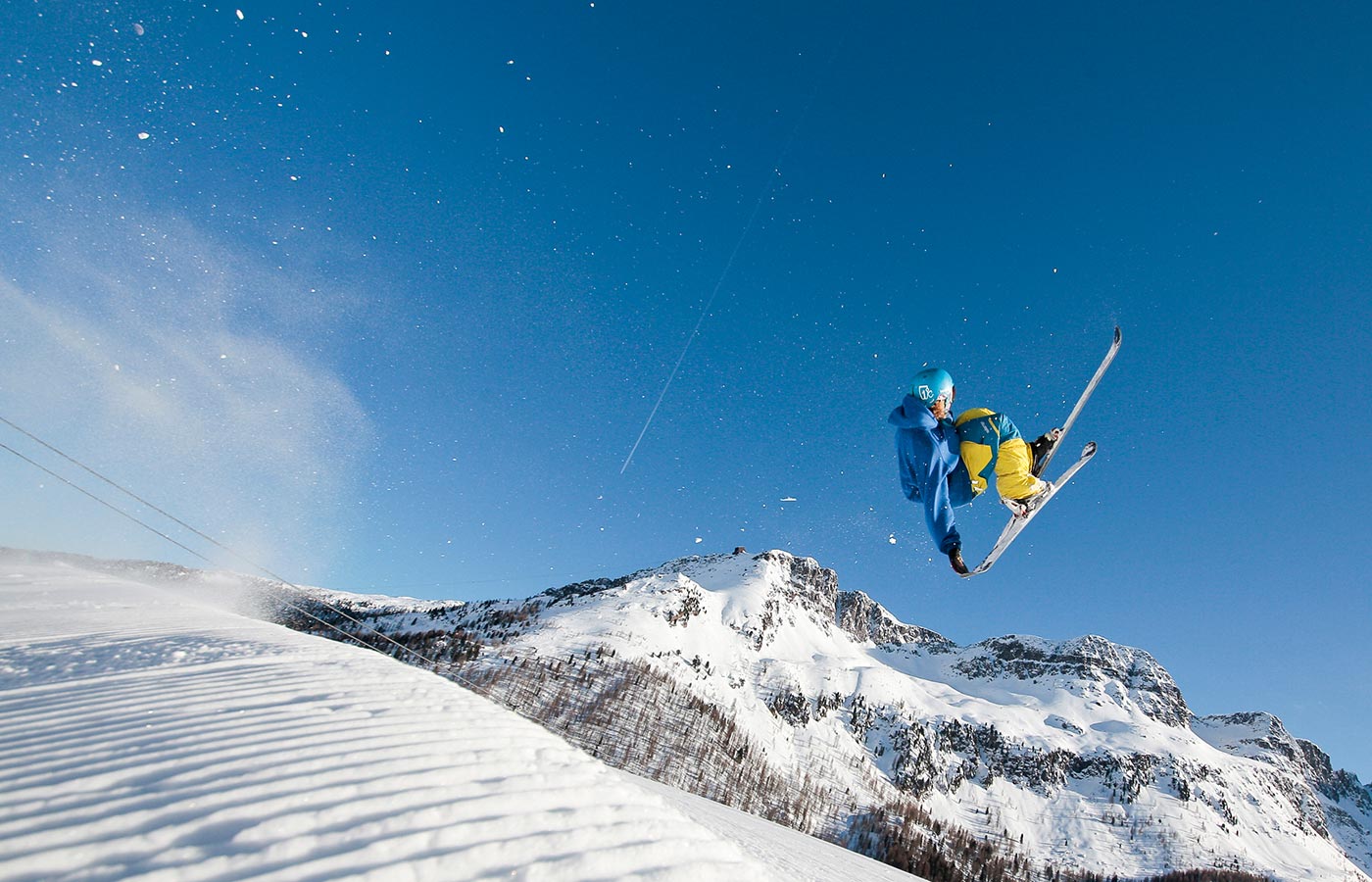 Sciatore trascorre una giornata d'inverno sulla neve a Moena